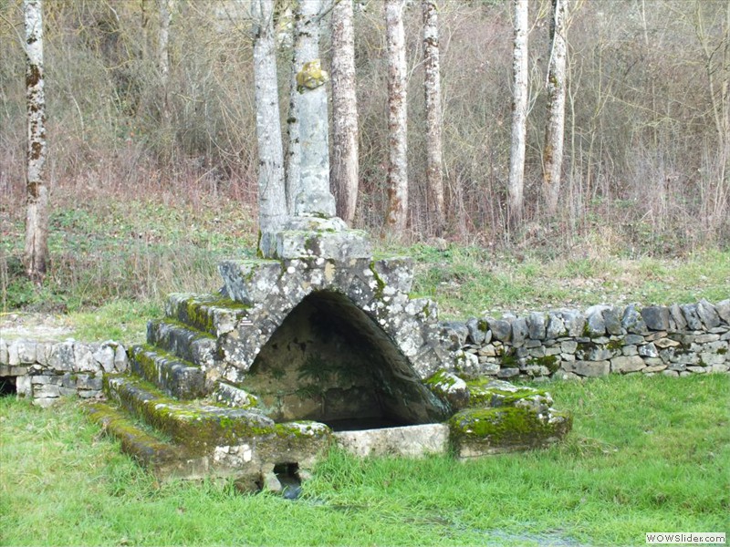 La fontaine de face