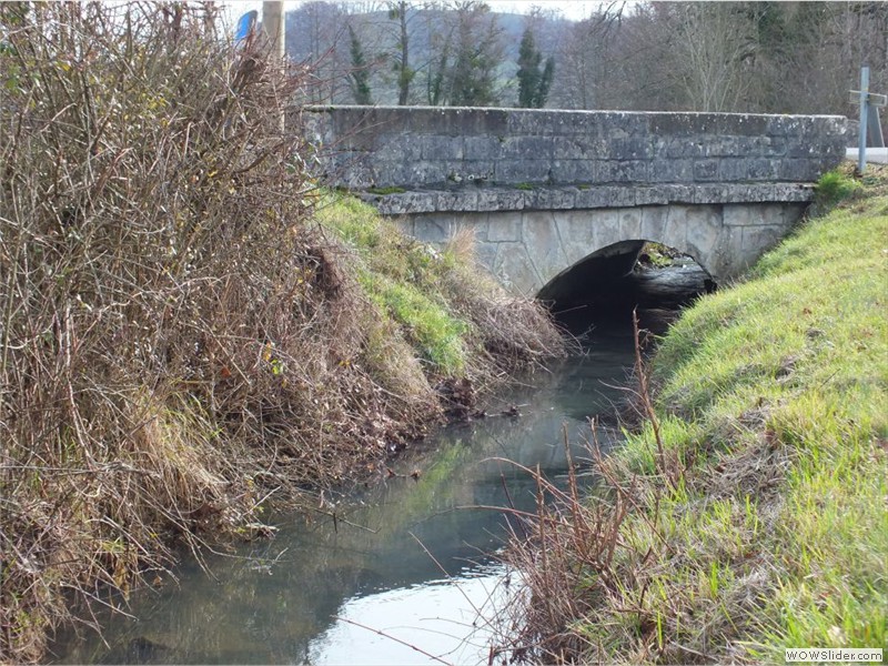 Pont de pierre sur la RD